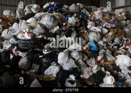 Berge von Müll entsorgt auf einer Deponie in Plastiktüten. Stockfoto