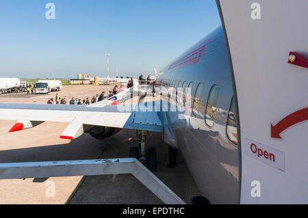 Passagiere zu Fuß Schritte an Bord ein Jet-2. Com Boeing 737 Flugzeug am Flughafen East Midlands Stockfoto