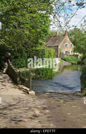 Die Pack Horse Bridge und ford in Bide Brook, Lacock in Wiltshire England Stockfoto