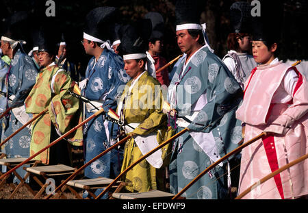 Japan, Tokio, Meiji-Jingu-Schrein, Seijin-no-hi, Erwachsenentag, Bogenschützen in traditionellen edo-Kostümen Stockfoto
