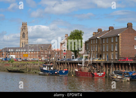 Angelboote/Fischerboote vertäut am Fluss Witham mit Boston Stump in Hintergrund, Lincolnshire, England, Großbritannien Stockfoto