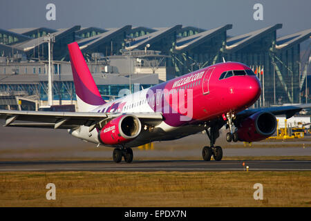 Airbus von Wizzair Fluggesellschaft ausgehend von Lech Walesa Flughafen Danzig Stockfoto