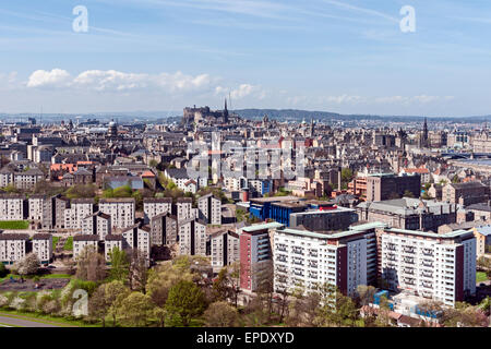 Blick Richtung Edinburgh Altstadt mit der Burg von Salisbury Crags im schottischen Edinburgh Holyrood Park gesehen Stockfoto