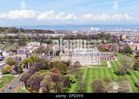 Palace of Holyroodhouse mit Holyrood Abbey (r) und Park im schottischen Edinburgh von Salisbury Crags mit Blick zum Leith gesehen Stockfoto