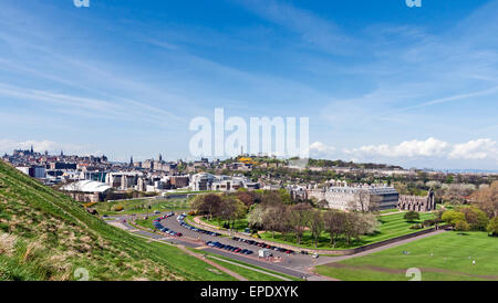 (L, R) Unsere Dynamic Earth, schottische Parlament & Palace of Holyroodhouse mit Parkplatz vor vom Holyrood Park aus gesehen Stockfoto