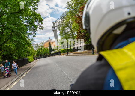 Motorradfahrer, die vorbei an The Regents Park London Mosque Stockfoto