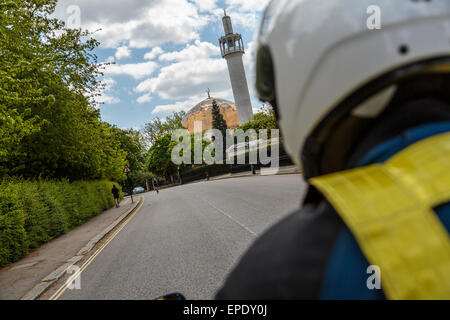 Motorradfahrer, die vorbei an The Regents Park London Mosque Stockfoto