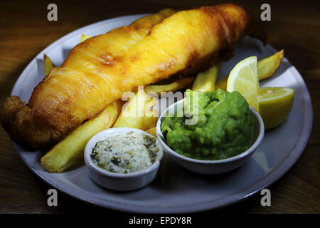 Fish &amp; Chips serviert mit Erbsenpüree und Remoulade St Marys Inn in der Nähe von Stannington in Northumberland. Stockfoto