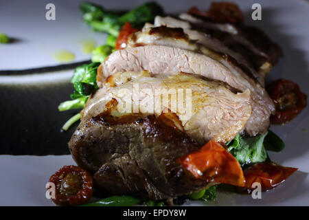 Lammbraten mit Gemüse serviert in St Mary's Inn in der Nähe von Stannington in Northumberland. Stockfoto