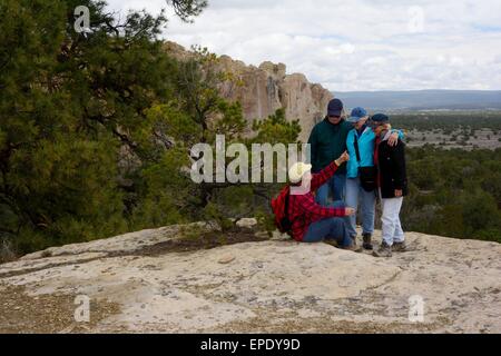 Vier Senioren auf Rest stop El Morro National Monument New Mexico - USA Stockfoto