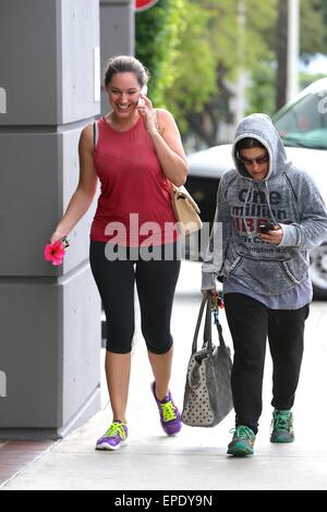 Kelly Brook und ein Freund gehen zur Körper-Fabrik zu holen einen Smoothie und lite Biss zum Mittagessen nach dem Training zusammen.  Mitwirkende: Kelly Brook wo: Los Angeles, California, Vereinigte Staaten von Amerika bei: Kredit-12. November 2014: Michael Wright/WENN.com Stockfoto