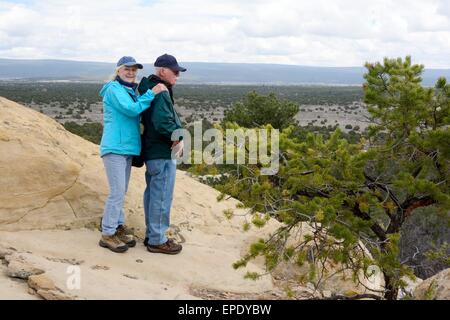 Senioren-Geschwister auf Sandstein bluff an El Morro National Monument New Mexico - USA Stockfoto