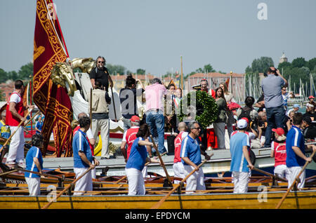 Venedig, Italien - 17. Mai 2015: Ein großer Kranz geworfen in die Lagune in der Ehe von der Meer-Zeremonie im Lido, Venedig Stockfoto