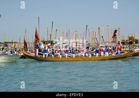 Venedig, Italien - 17. Mai 2015: Ruderer stehend mit ihren Rudern Aufmerksamkeit während der Ehe mit der Sea-Zeremonie, Lido. Stockfoto