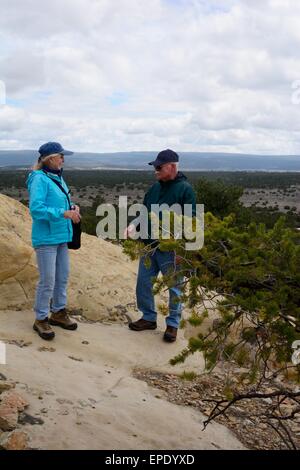 Im Gespräch auf den Sandstein Felsen an El Morro National Monument New Mexico - USA Stockfoto