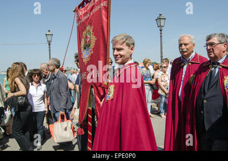 Venedig, Italien - 17. Mai 2015: Festa della Sensa Parade mit Mitgliedern der Scuola dei SS Giorgio e Trifone in Roben. Stockfoto