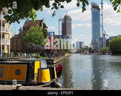 Blick auf die modernen Entwicklungen im Regents Canal Road Becken Engel Londoner City Stockfoto