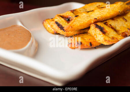 Thai Chicken Satay Spieße mit pikanter Erdnuss Sauce zum Dippen Stockfoto