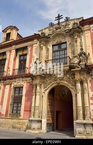 Eintritt in den Archibishops-Palast in Plaza Virgen de Los Reyes Sevilla Spanien Stockfoto