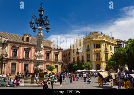 Virgen de Los Reyes Platz mit Springbrunnen und Archibishops Palast mit Touristen Stockfoto