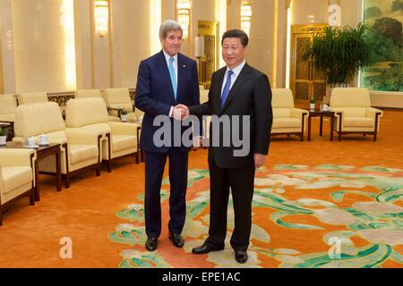 US-Außenminister John Kerry mit chinesischen Staatspräsidenten Xi Jinping in der großen Halle des Volkes 17. Mai 2015 in Peking trifft. Stockfoto