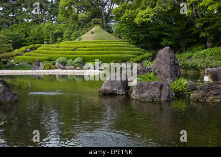 Momijiyama Garten befindet sich in der Nähe der Ruinen von Sunpu Burg in Shizuoka.  Garten des Dorfes besteht aus verschiedenen Blumen, p Stockfoto