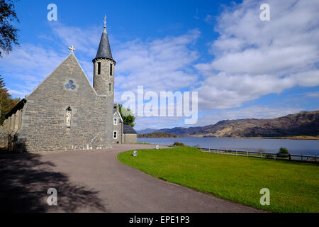 Schottland, UK: römisch-katholische Kirche durch die Ufer von Loch Morar in den schottischen Highlands Stockfoto