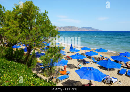 Die Touristen genießen ihren Urlaub am Strand, Kreta, Griechenland. Stockfoto