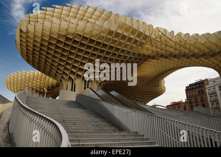 Treppe bis zum Metropol Parasol in der Plaza der Inkarnation Sevilla Spanien Stockfoto