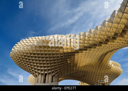 Moderne abstrakte Architektur Formen des Metropol Parasol im Plaza der Inkarnation Sevilla Spanien gegen Himmel Stockfoto