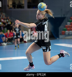 Lubin, Polen. 17. Mai 2015. Spiel um den 3. Platz der PGNiG polnischen Cup Frauen im Handball. Übereinstimmung zwischen MKS Selgros Lublin - SPR Pogon Baltica Stettin 24:25. In Aktion Daria Zawistowska Credit: Piotr Dziurman/Alamy Live News Stockfoto