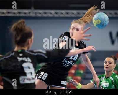 Lubin, Polen. 17. Mai 2015. Spiel um den 3. Platz der PGNiG polnischen Cup Frauen im Handball. Übereinstimmung zwischen MKS Selgros Lublin - SPR Pogon Baltica Stettin 24:25. In Aktion Aleksandra Zimny Credit: Piotr Dziurman/Alamy Live News Stockfoto