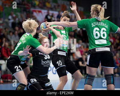 Lubin, Polen. 17. Mai 2015. Spiel um den 3. Platz der PGNiG polnischen Cup Frauen im Handball. Übereinstimmung zwischen MKS Selgros Lublin - SPR Pogon Baltica Stettin 24:25. In Aktion Monika Koprowska (33) Credit: Piotr Dziurman/Alamy Live News Stockfoto