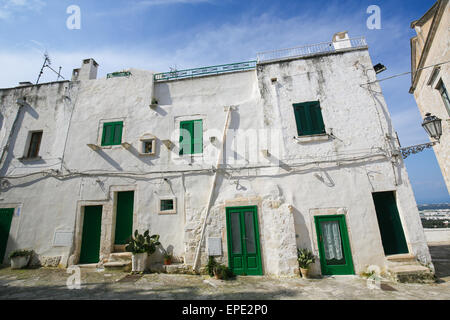 Typischen weißen Häusern in der Altstadt, der mittelalterlichen Stadt Ostuni in Apulien, Süditalien. Stockfoto