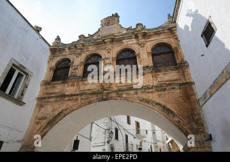 Bogen Sie in der mittelalterlichen Stadt Ostuni in Apulien, Süditalien. Stockfoto