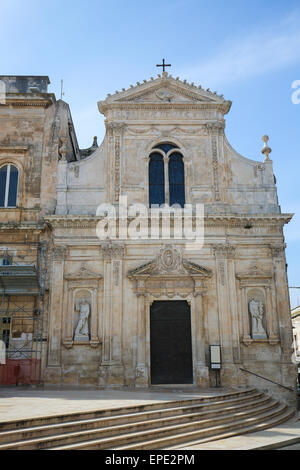 Kirche von San Francesco de Assisi neben dem Rathaus in der mittelalterlichen Stadt Ostuni in Apulien, Süditalien. Stockfoto