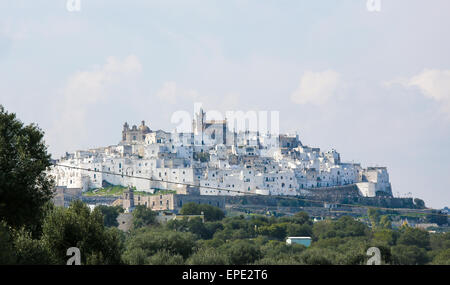 Blick auf die mittelalterliche alte Stadt Ostuni in Apulien, South Italy.The Zentrum von Ostuni als die weiße Stadt oder La Citta Bianc bekannt ist Stockfoto