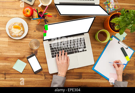 Mann und Frau auf Laptops arbeiten. Erschossen von oben Ansicht Stockfoto