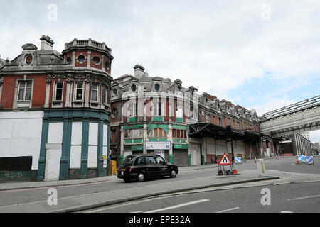 Schwarzes Taxi Taxi vorbei Smithfield Market "London General Market" verfallenen Gebäude auf der West Smithfield Street in der Nähe von Farringdon Road und "Snow Hill" in London EC1A UK KATHY DEWITT Stockfoto