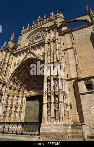 Haupteingang des St. Maria Himmelfahrt der siehe größte Kathedrale in der Welt Sevilla Spanien Stockfoto