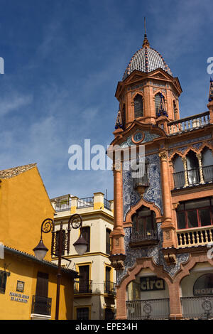 Dekorativen Kacheln auf historische Gebäude am Plaza de Jesus De La Pasion in Sevilla Spanien Stockfoto