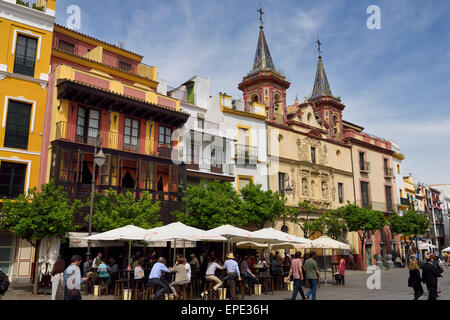 Massen von Touristen am Plaza del Salvador Sevilla Spanien mit zwei Glockentürmen der Kirche San Juan de Dios Stockfoto