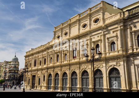 Casa consistorial Rathaus mit dem Adria-Gebäude vom Plaza de San Francisco Sevilla Spanien Stockfoto