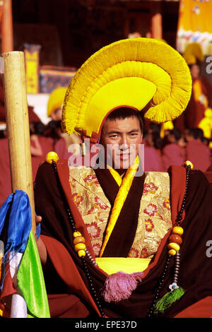 China, Tibet, Provinz Gansu, Xiahé, Kloster Labrang, tibetischer Neujahrstag, Monlam das große Gebet, tibetischer Mönch im Zeremonialkleid Stockfoto