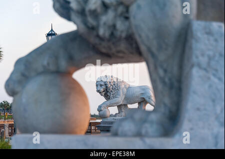 St. Augustine, Florida's Wahrzeichen Skulpturen aus Carrara-marmor Medici Löwen am Fuß der historischen Brücke von Löwen. (USA) Stockfoto