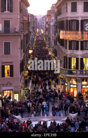 Italien, Rom, Piazza di Spagna, Barcaccia Brunnen und Via dei Condotti zu Weihnachten Stockfoto