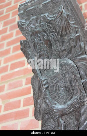 aus Holz geschnitzte mittelalterliche Wasserspeier Stockfoto