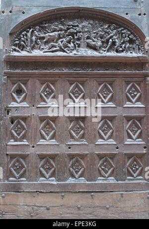 Alte mittelalterliche geschnitzte Holz Tür Eiche Stockfoto