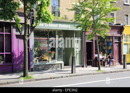 Bunte Schaufenster auf dem Caledonian Road oder "Cally" wie es bekannt ist, im Norden von London, in der Nähe von Kings Cross, England, UK Stockfoto