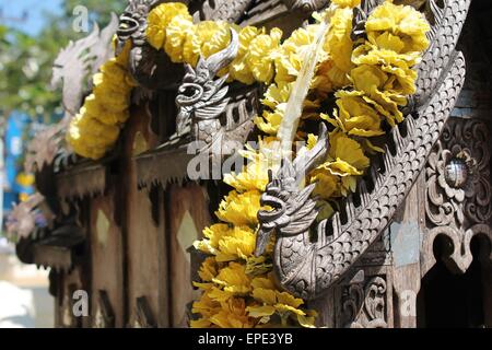 Thailand-Buddha-Statue mit bunte Girlande Stockfoto